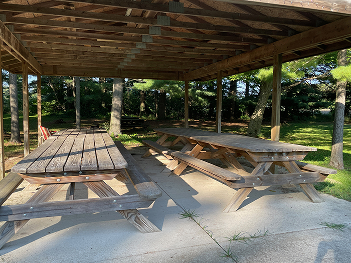 Picnic tables in pavilion at Der Happy Hallow